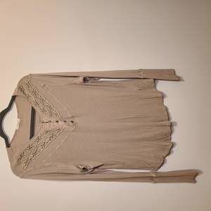 MAURICES BUTTON DOWN LACE HENLEY - XL